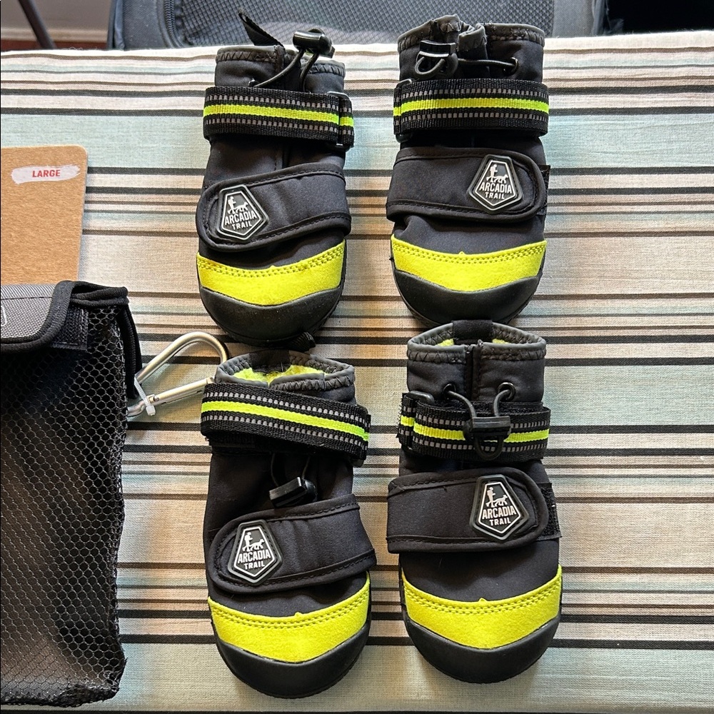 Arcadia Trail All terrain Boots Dogs in Black and Yellow neon